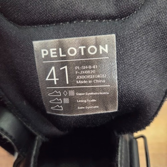 Peloton Size 41 Cycling Shoes Women's 10/Men's 8 Black Red FJX0820 3 Bolt Cleats - Picture 2 of 11